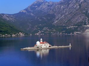 Wyspa Bogurodzica Skalna z malutkim kościołem katolickim. Znajduje się w Zatoce Kotorskiej na wysokości miasteczka Perast.