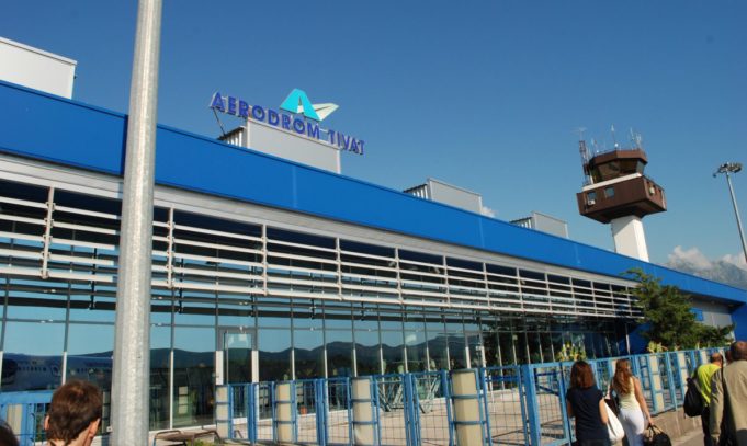 Lotnisko Tivat położone jest na wybrzeżem Morza Adriatyckiego.