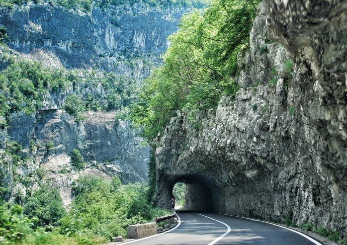Droga z tunelami na północy kraju.