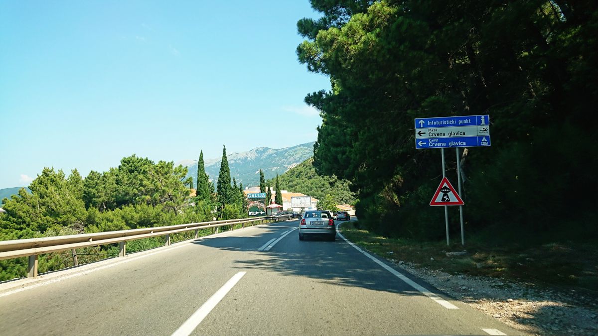 Infrastruktura drogowa w Czarnogórze nad wybrzeżem. 