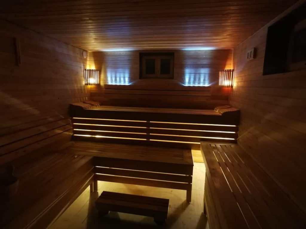 Do użytku dla gości jest sauna.